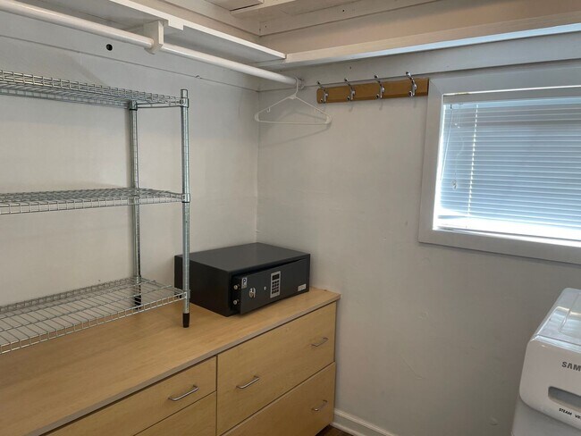 Building Photo - Private Single Family Home in Central Quie...