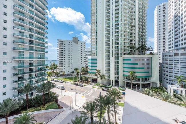 Primary Photo - 1300 Brickell Bay Dr