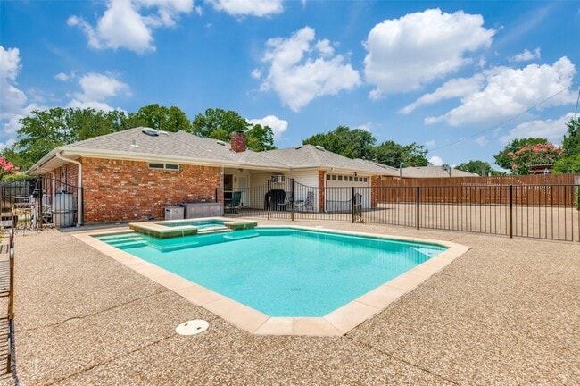 Building Photo - 1005 De Pauw Dr