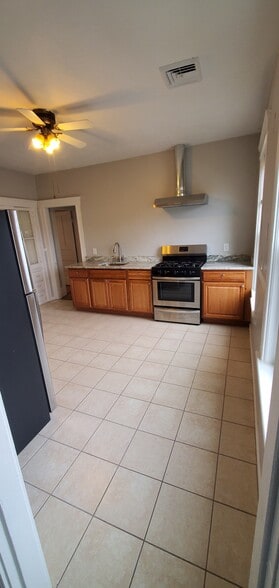 Building Photo - 488 Park Ave