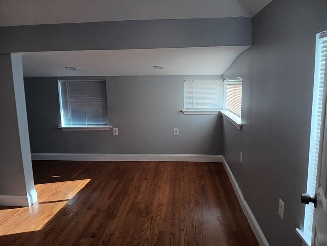 Building Photo - Renovated 3 Bed 2 Bath Single-Family Home ...