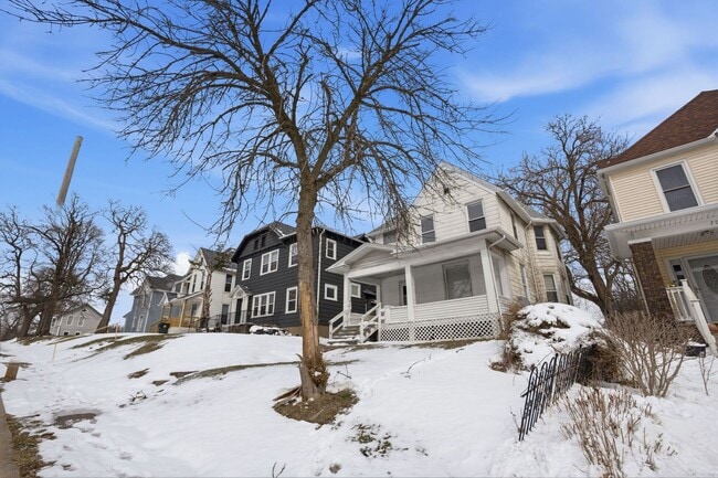 Building Photo - Spacious 4bed 2 bath home in Davenport