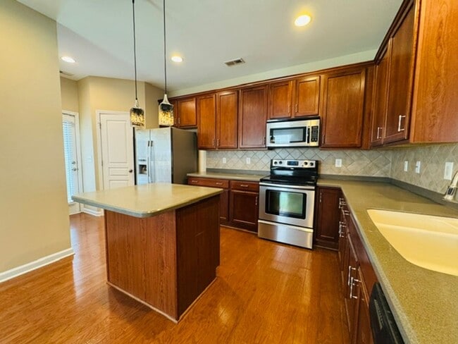 Building Photo - Gorgeous 3 Bedroom Townhome - Ready and Available