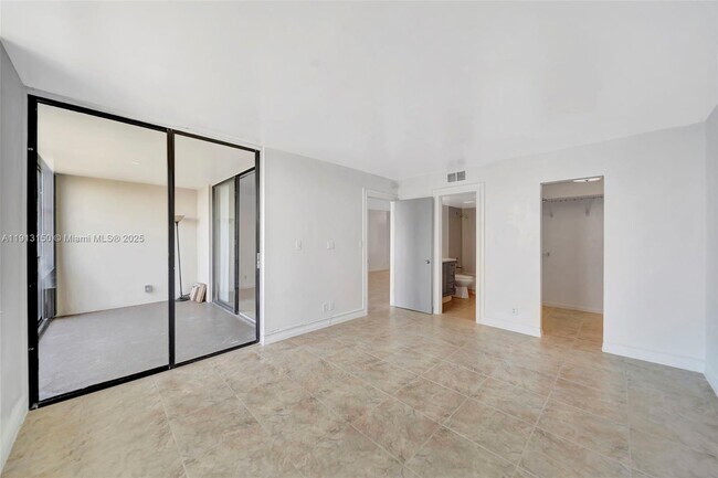 Building Photo - 117 Lake Emerald Dr