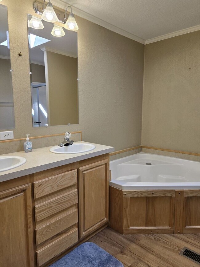 Building Photo - Spacious Home Near Mechem