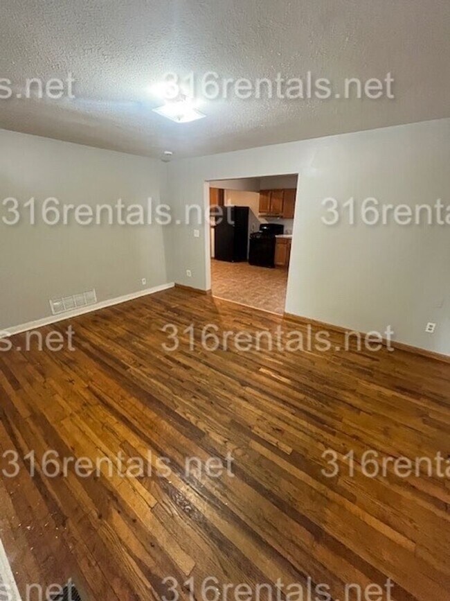 Building Photo - $1025 - 3 bedroom / 1.5 bathroom - Single ...