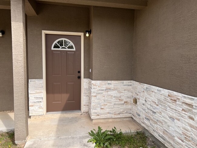 Building Photo - Luxury Townhome in Selma!