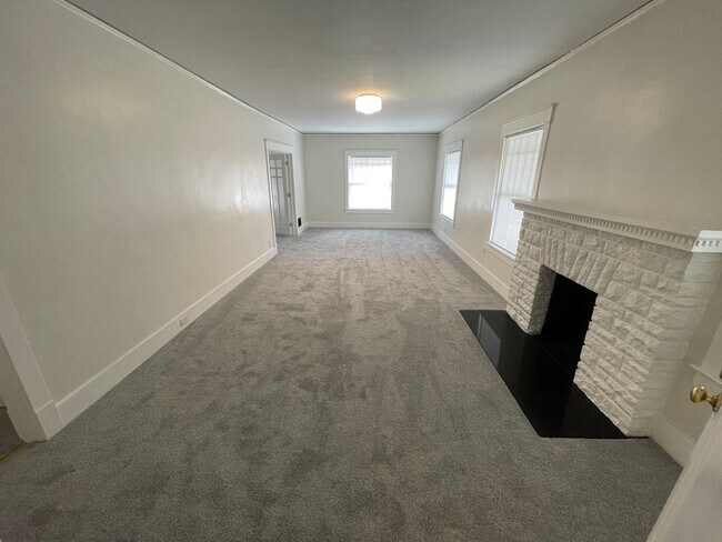 Building Photo - 1320-1322 Main Street Duplex