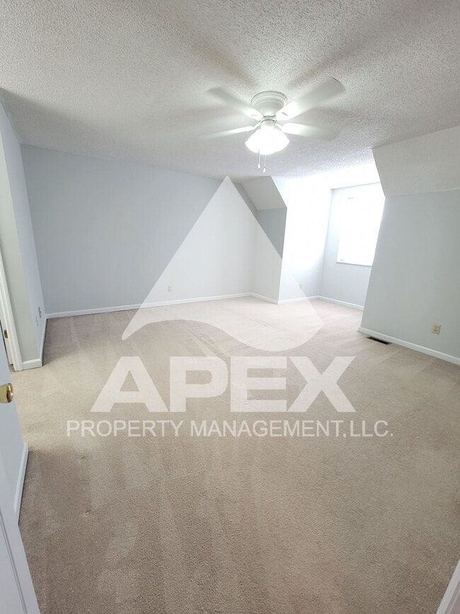 Building Photo - WEST KNOX - Spacious 2Bd/2Ba Condo in Silverbrook!