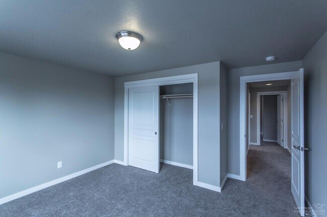 Building Photo - Newer Redmond Home with Extended 2 Car Gar...