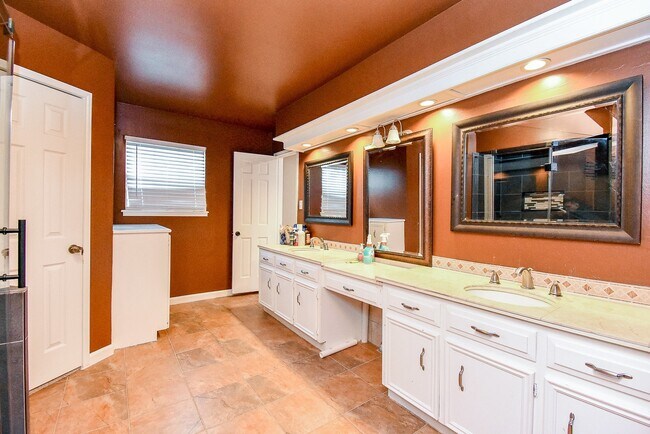 Building Photo - 1814 Corral Dr