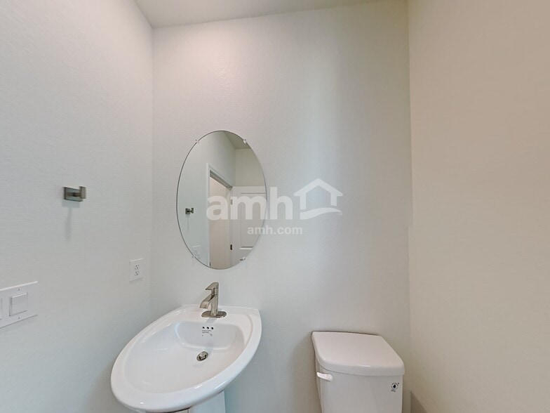 Building Photo - 6035 Schmidt St