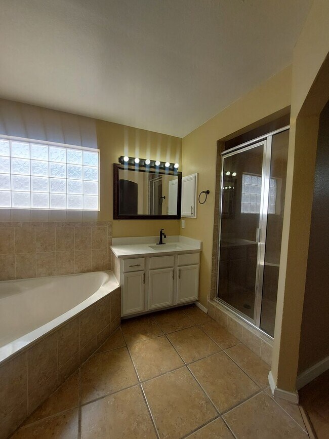 Building Photo - 4 BEDROOM 3 BATHROOM HOME! fully remodeled...