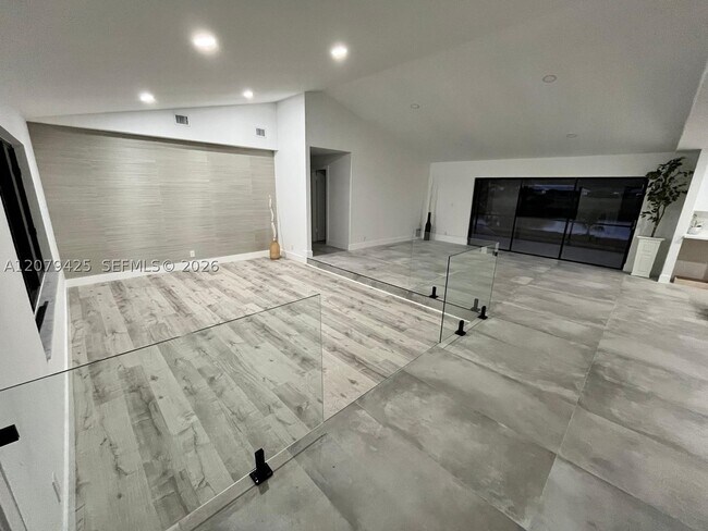 Building Photo - 3352 Lakeview Dr