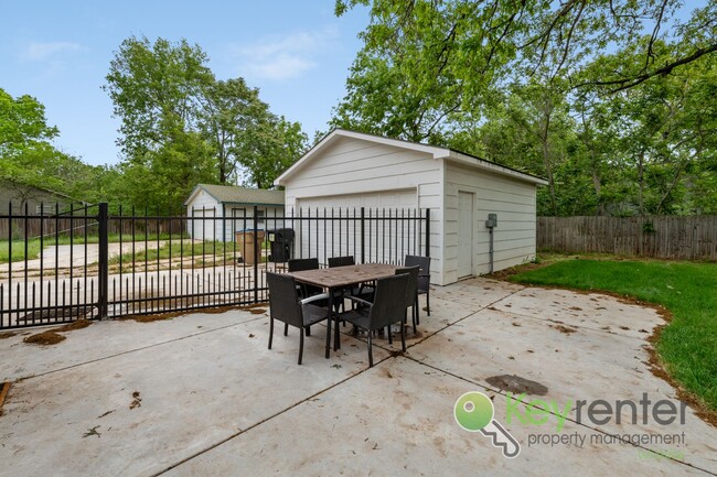 Building Photo - Delano District | Renovated 3 Bedroom 3 Ba...
