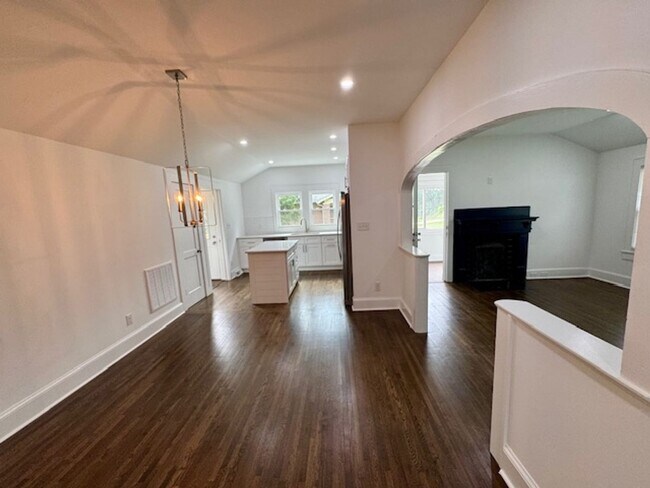 Building Photo - Renovated 3 Bedroom/2 Bath Home