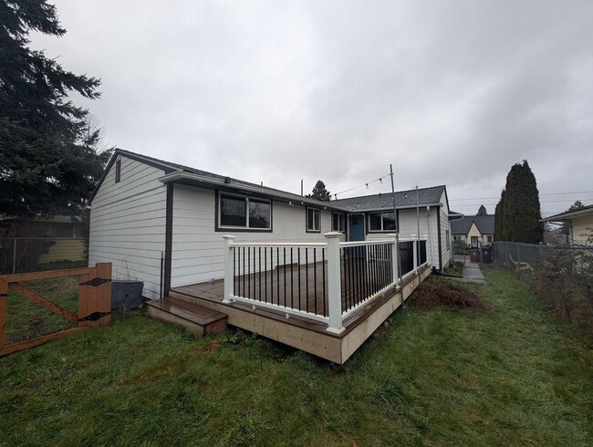 Building Photo - Refreshed 3 Bedroom in Tacoma - HUGE Fenced Yard & Outdoor Space. Available Now!
