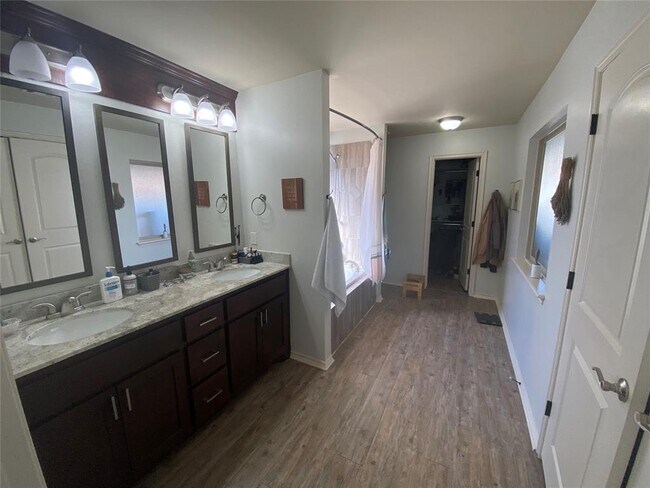 Building Photo - 1633 NE 11th St