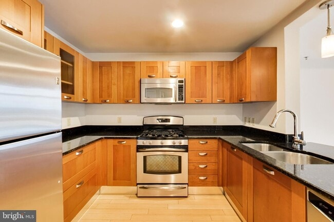 Building Photo - 5750 Bou Ave