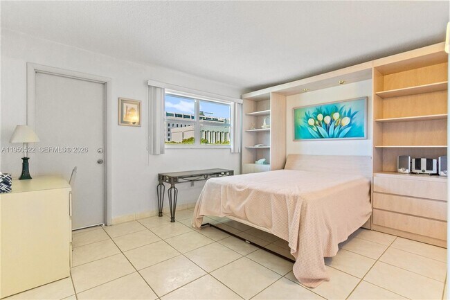 Building Photo - 2200 Diana Dr