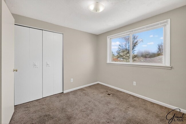 Building Photo - $1450 4 Bedrooms