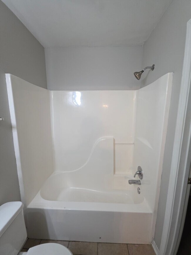Building Photo - 106 Willow Creek Dr