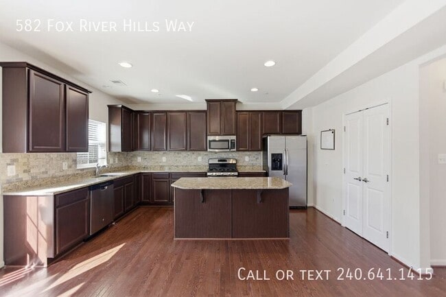 Building Photo - 582 Fox River Hills Way