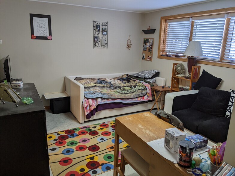 Living room - 5473 N Parkside Ave