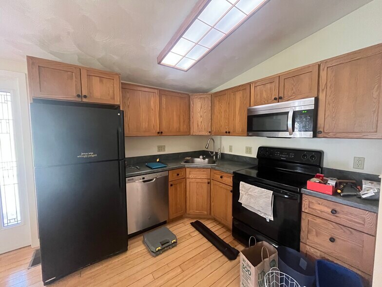 Building Photo - 3A Robinson Dr