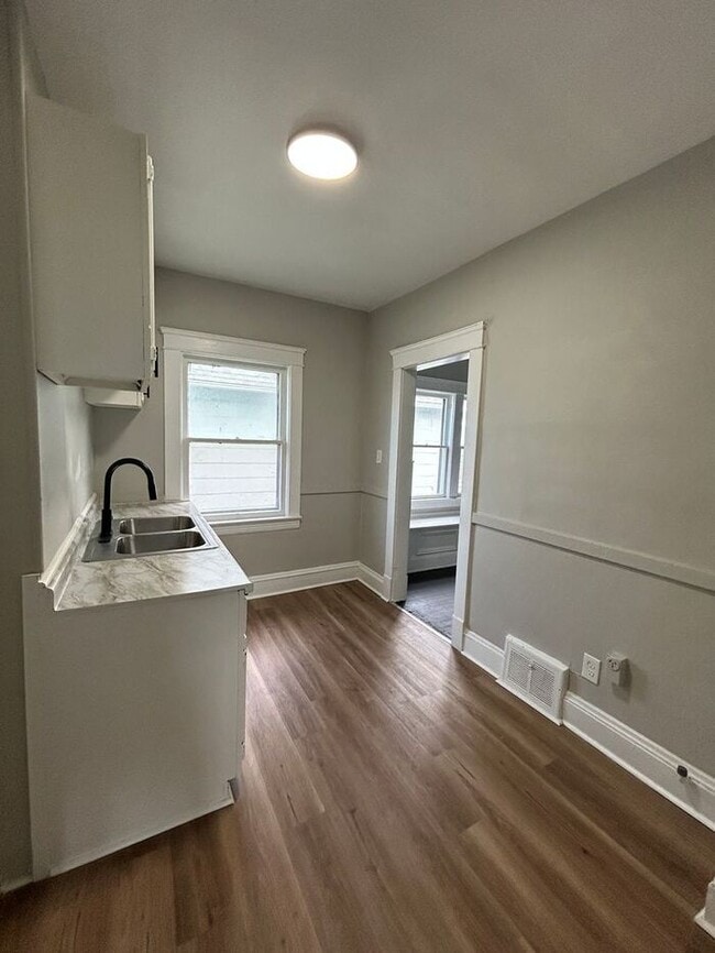 Building Photo - Charming 2-bedroom, 1-bathroom house locat...