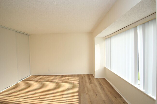 Building Photo - For Rent: Upgraded 3-Bedroom Condo in Todd...