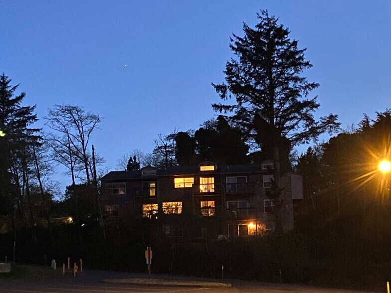 Single porch light, lower R - 425 SE Shell Ave