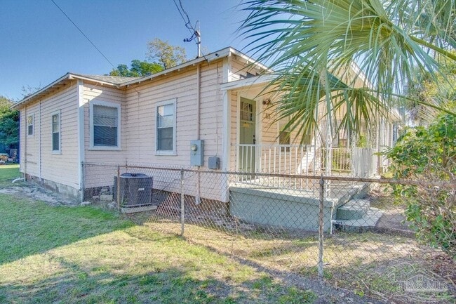 Building Photo - 618 N B St