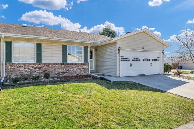 Building Photo - Luxurious & Expansive Duplex in Prime East Bloomington – Your Next Home Awaits!