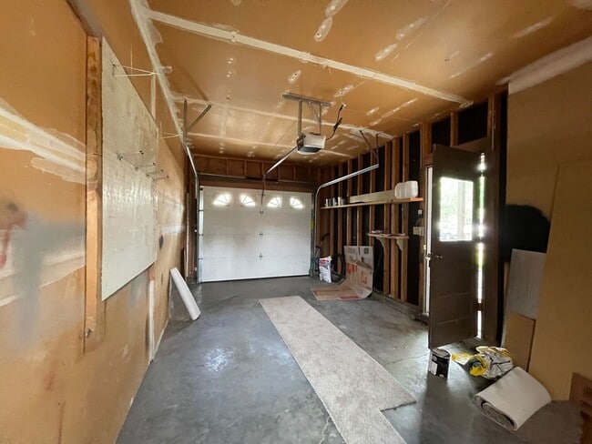 Building Photo - Nice 2 Story Townhome with Garage