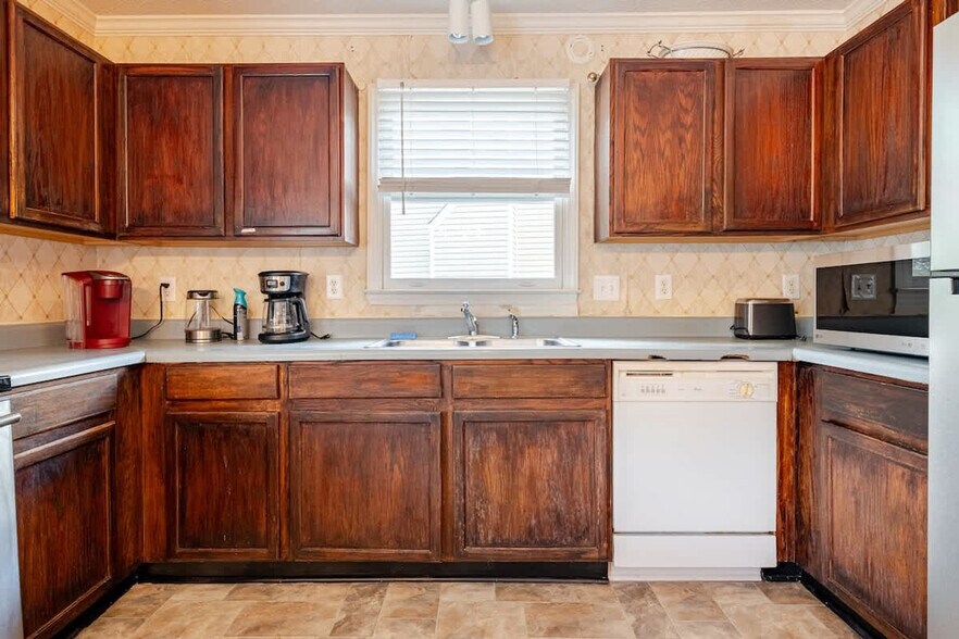 Building Photo - 305 Humble Rd