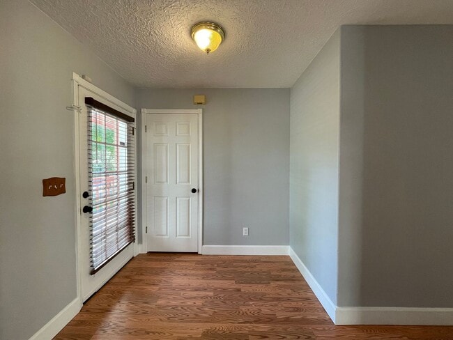 Building Photo - SE Home 3Bd/2.5Ba Home Close to the Willamette River off McLoughlin Blvd. 2 Car Garage and Washer...