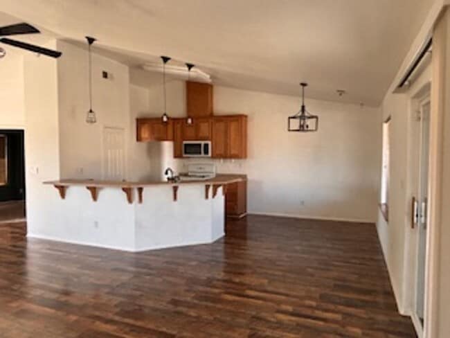 Building Photo - Corner lot in Golden Hills 3bdrm, 2 bath