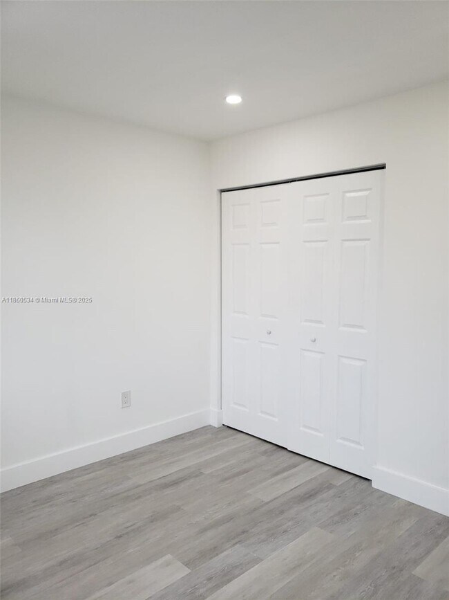 Building Photo - 2505 W 67th Pl