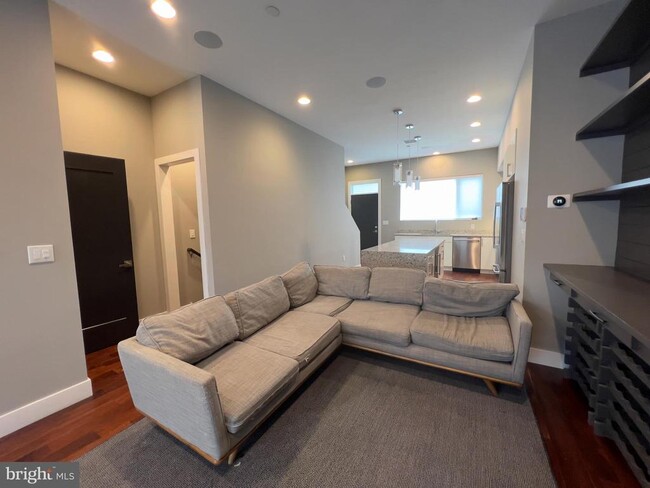 Building Photo - 423 Wallace St