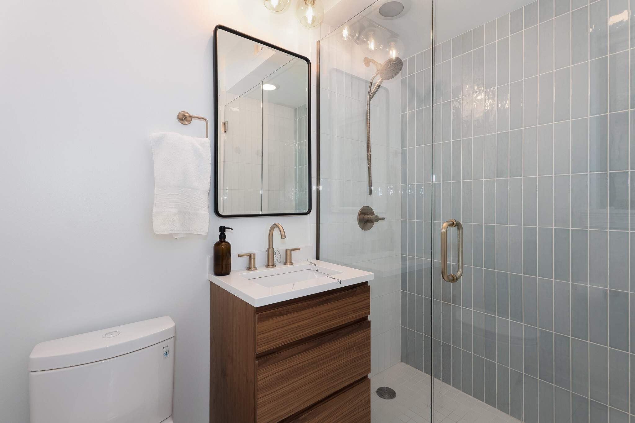 En-suite bathroom - 444 W Belmont Ave