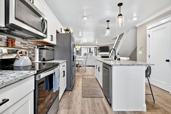 Building Photo - Two Bedroom Townhome W/ Garage!