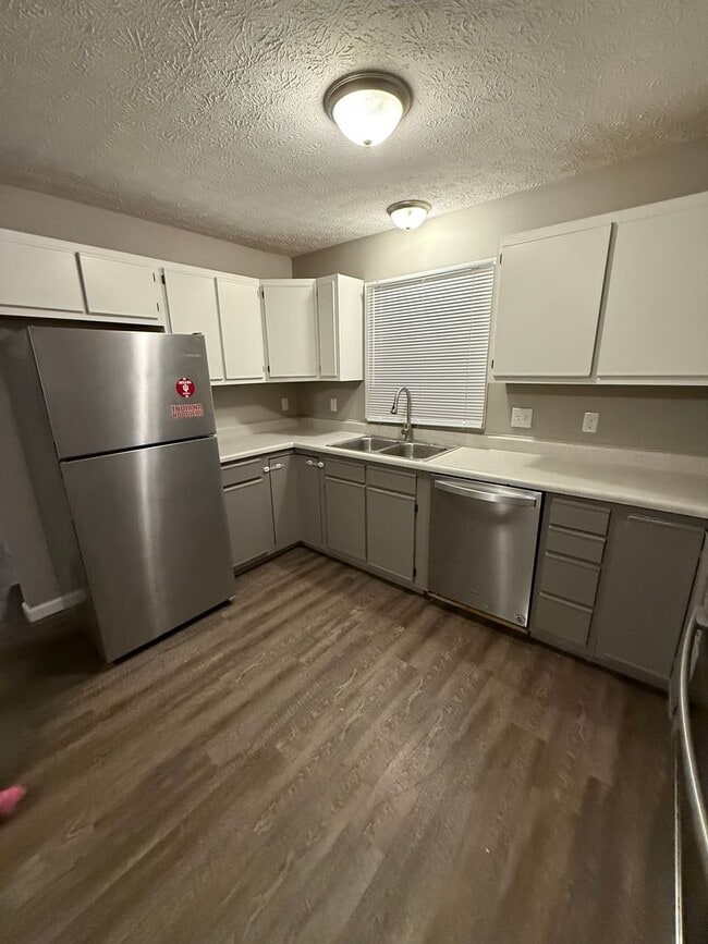 Building Photo - Beautiful 3-Bedroom Townhouse