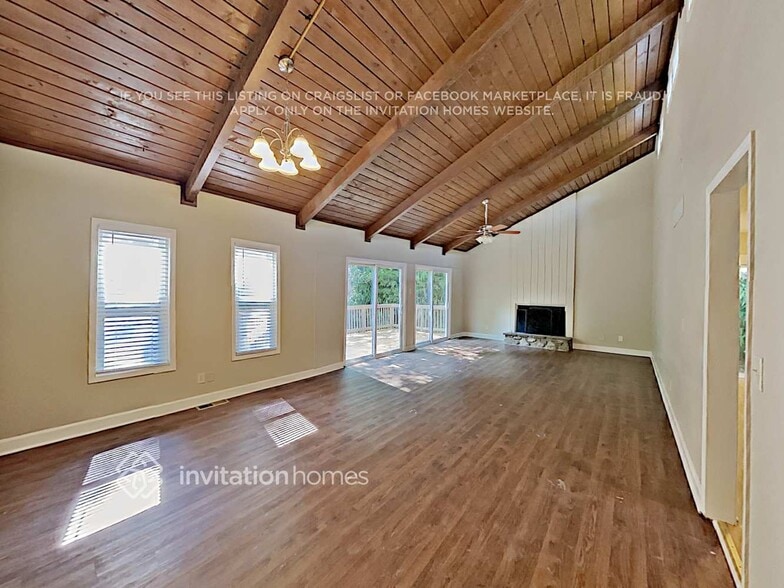 Building Photo - 3245 Creek Dr