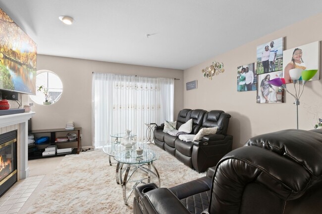 Building Photo - Beautiful 3 bedroom townhome
