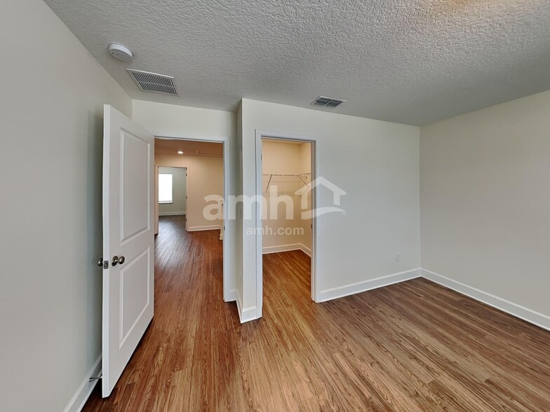 Building Photo - 3058 Creek Village Ln
