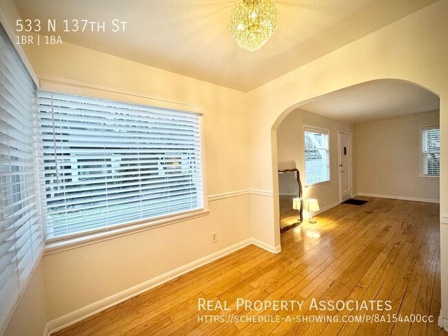 Building Photo - 533 N 137th St