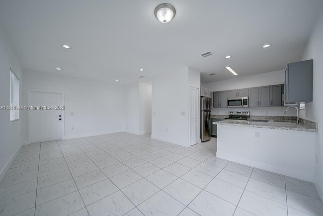 Building Photo - 14708 NE 7th Ave