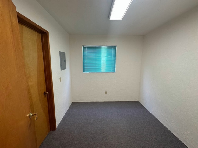 Building Photo - 927 N Swan Rd