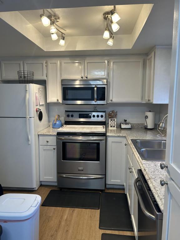 Building Photo - 2215 Poplar Dr